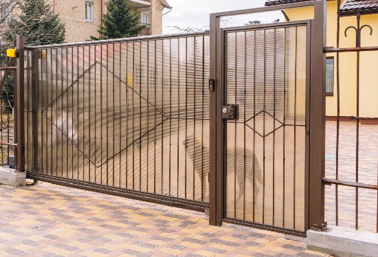 Купить ворота из профлиста с элементами ковки, с металлическими столбами в рамке или под дерево в Нижнем Новгороде от 155190 руб